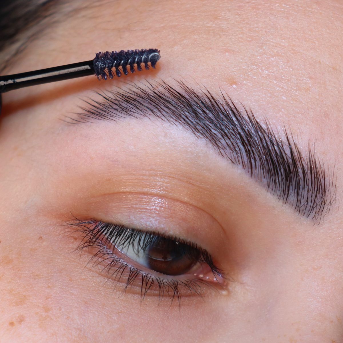 Fluffy brows – jak uzyskać efekt puszystych brwi